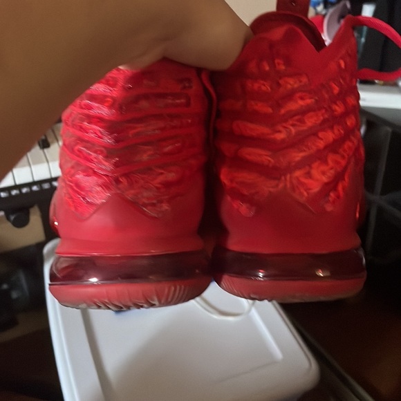 Lebron 17 Red Carpet, size 9 Nike, comes with original box - Picture 2 of 5
